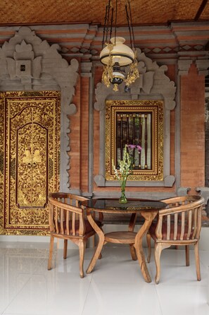 Decoración personalizada, muebles diferentes y escritorio 