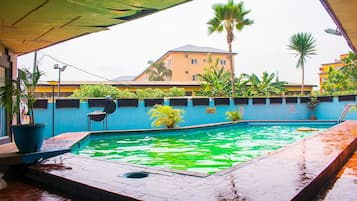 Una piscina al aire libre