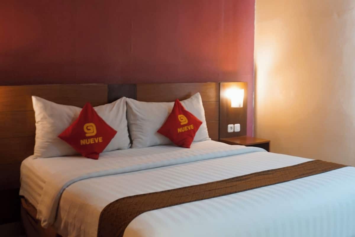 Deluxe kamer, 1 twee- of 2 eenpersoonsbedden | Een bureau, extra bedden (toeslag), gratis wifi