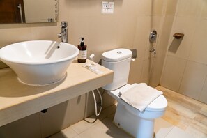 Superior Twin Room | Bathroom - Nueve Jogja Hotel (Yogyakarta)
