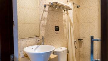 Kamar Double atau Twin Deluks | Kamar mandi | Shower, perlengkapan mandi gratis, pengering rambut, dan sandal