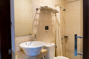 华丽双人房或双床房 | 浴室 | 淋浴设施、免费洗浴用品、吹风机、拖鞋