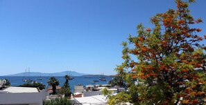 Vista costera con barcos, edificios y cielo despejado.