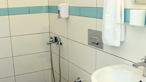 مستلزمات مجانية للعناية الشخصية، مجففات شعر، خف للقدمين، مناشف