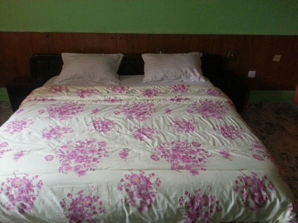 Safe på rommet, skrivebord og wi-fi (inkludert)