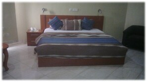 Safe på rommet, skrivebord og wi-fi (inkludert)