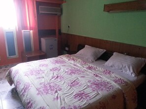 Safe på rommet, skrivebord og wi-fi (inkludert)