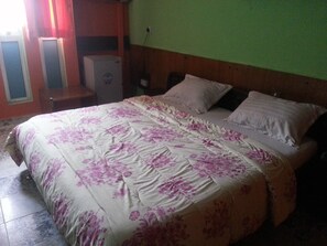 Safe på rommet, skrivebord og wi-fi (inkludert)