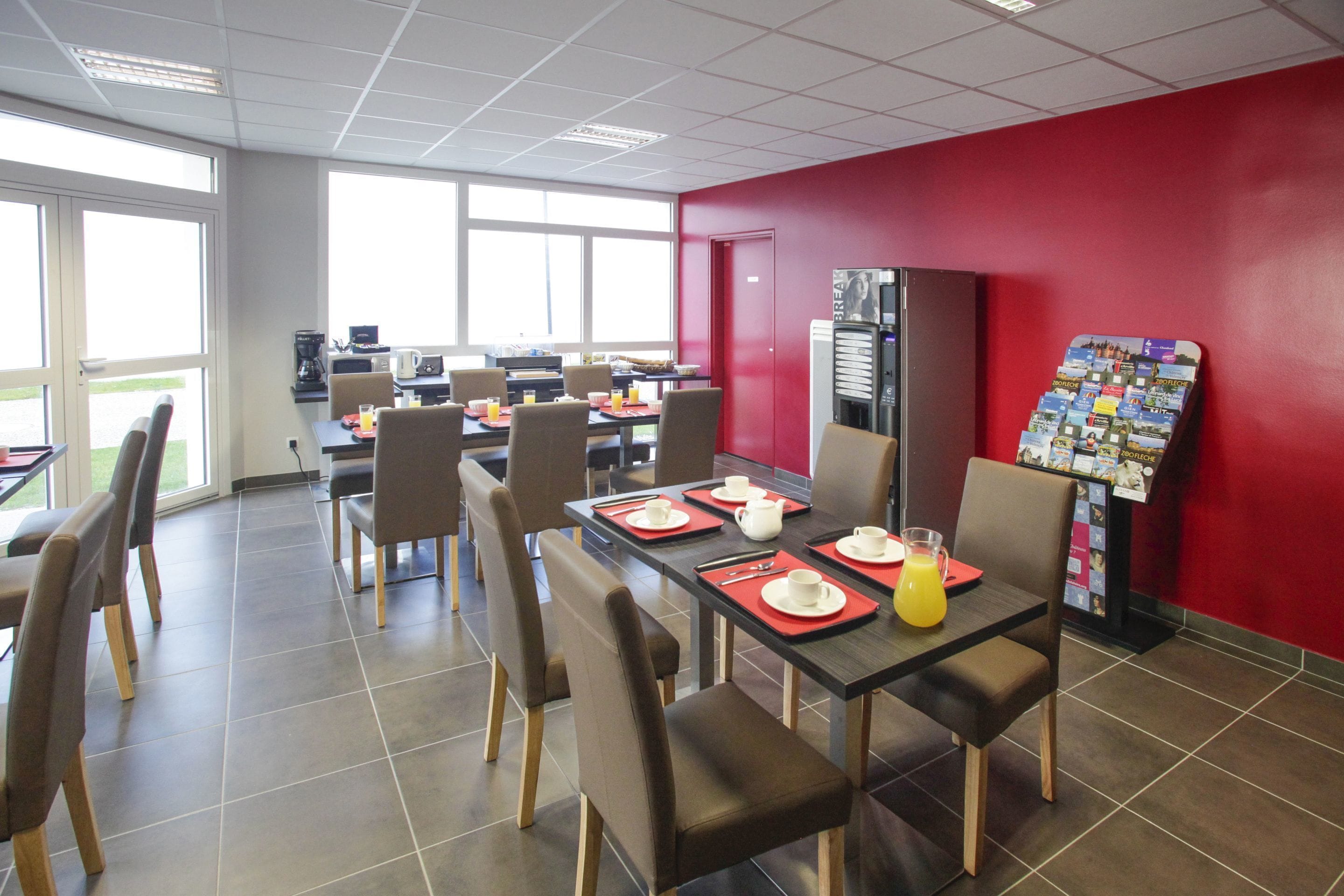 每日供应自助式早餐 （每人 EUR 14）