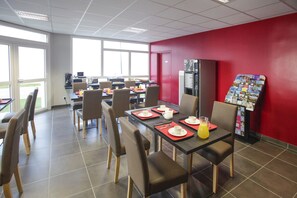 Petit déjeuner buffet (14 EUR par personne)