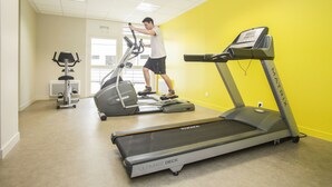 A gym with treadmills and elliptical machines. - Appart'hôtel Odalys City - Orléans Centre (Orléans)