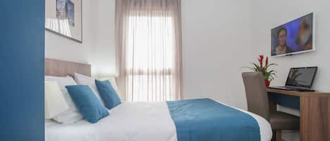 Skrivebord, lydisolert, strykejern/-brett og wi-fi (inkludert)