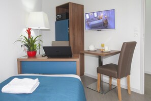 Desk, soundproofing, iron/ironing board, free WiFi