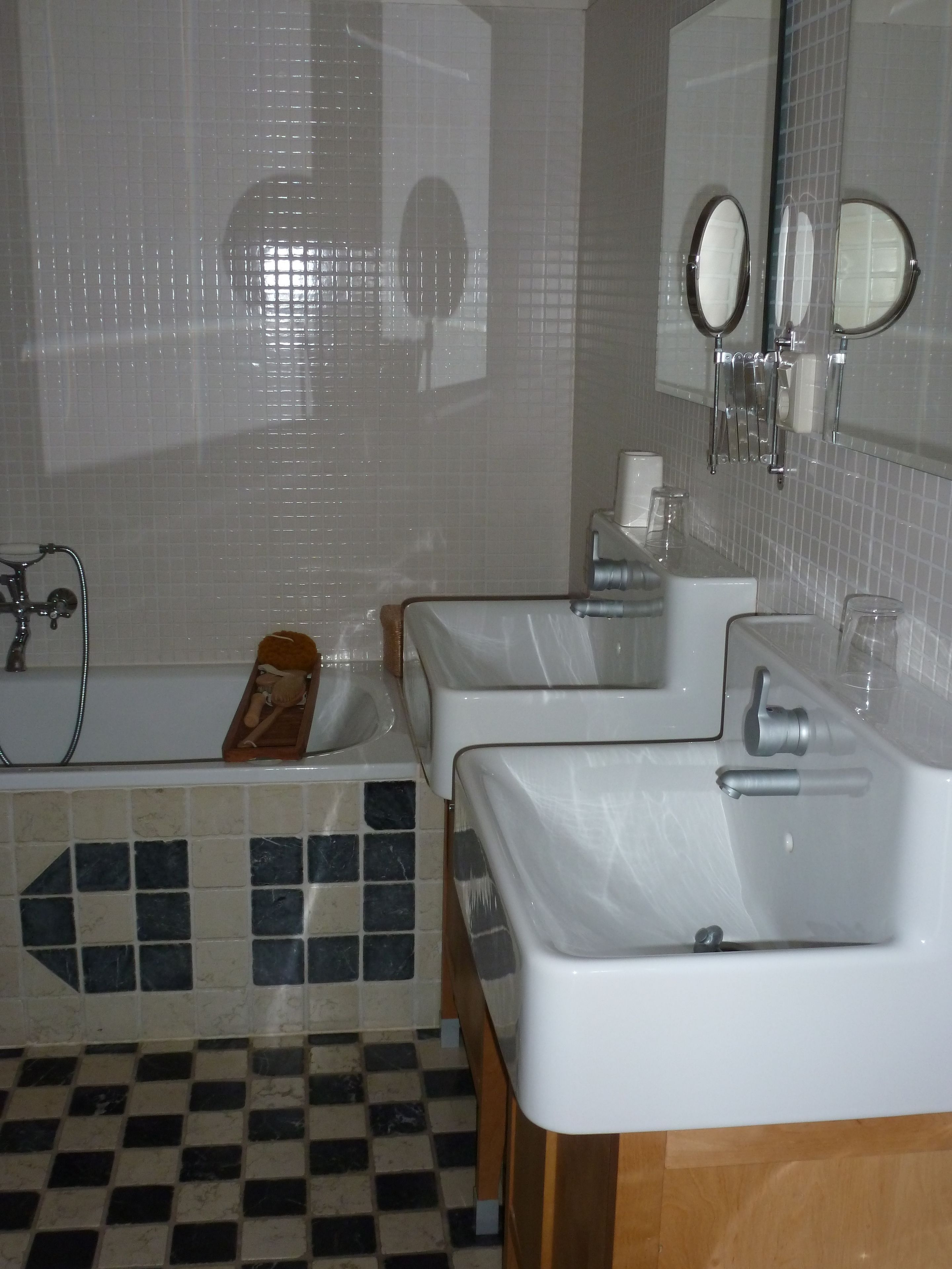 standard room (het loket) | bathroom | hair dryer, bathrobes, towels