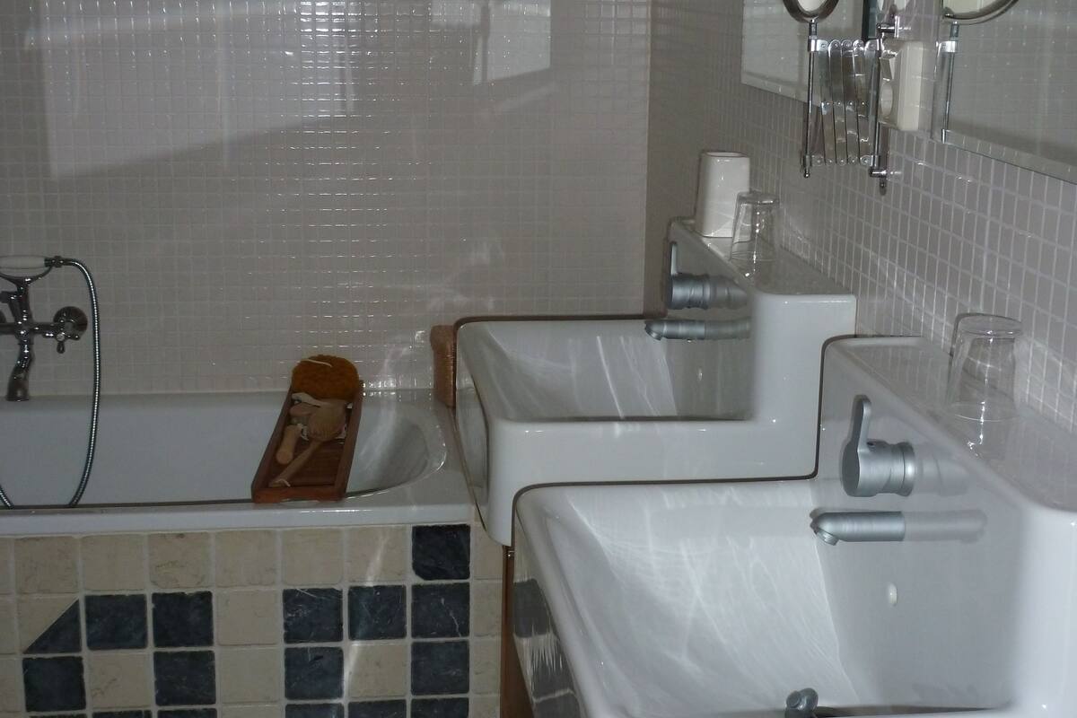 standard room (het loket) | bathroom | hair dryer, bathrobes, towels