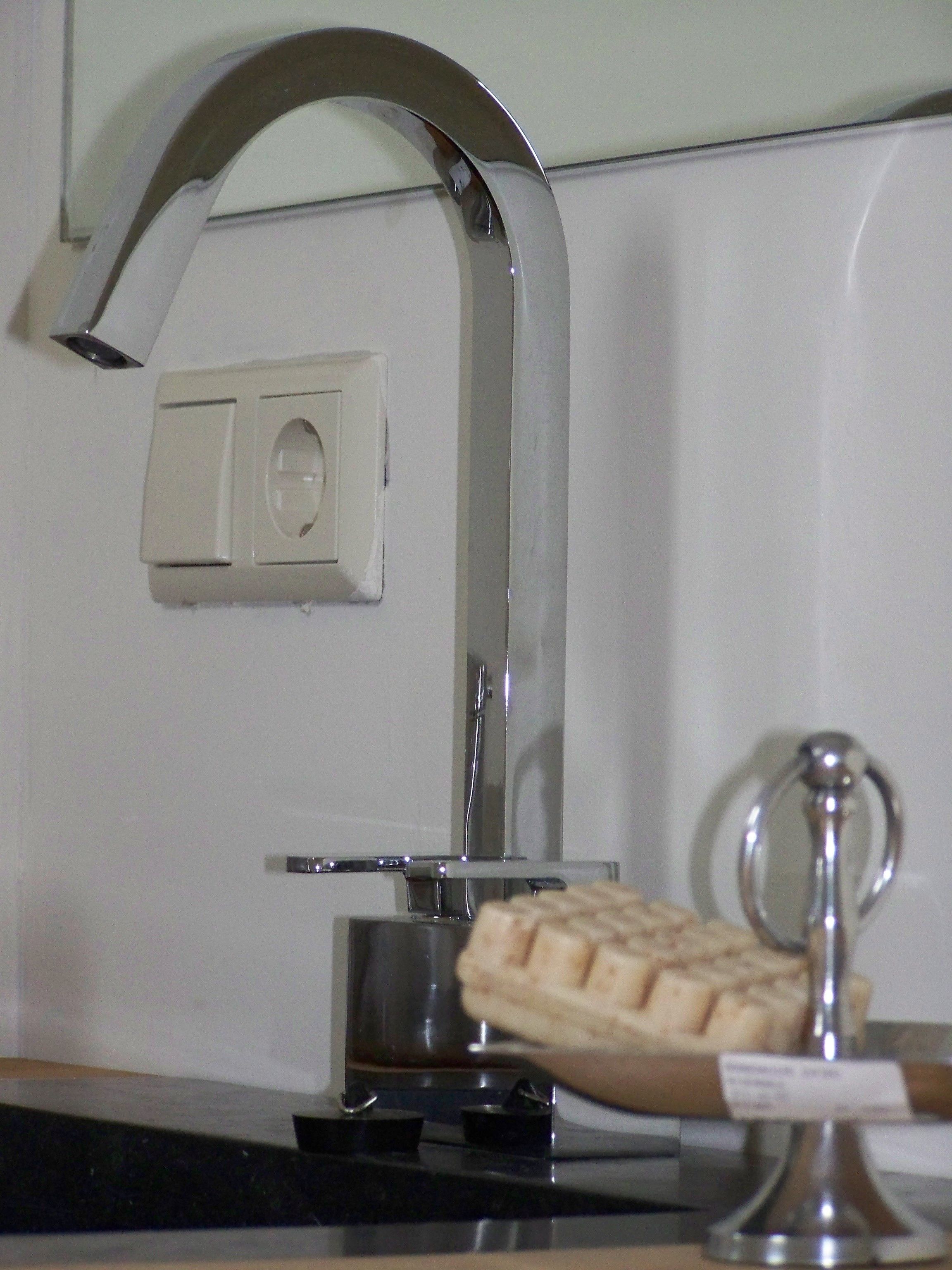 standard room (poste restante) | bathroom sink