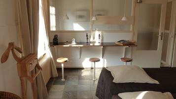 Suite, toegankelijk voor mindervaliden (De Wachtkamer) | Een minibar, een strijkplank/strijkijzer, gratis wifi, beddengoed