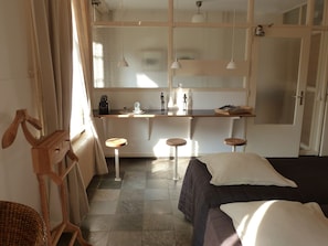 Suite, Accessible (De Wachtkamer) | Minibar, iron/ironing board, free WiFi, bed sheets - Hotel Het Oude Postkantoor (Brummen)