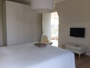 Minibar, tabla de planchar con plancha, wifi gratis y ropa de cama 