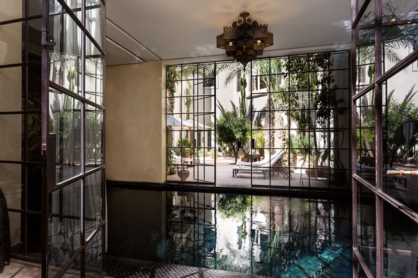 Una piscina cubierta, tumbonas