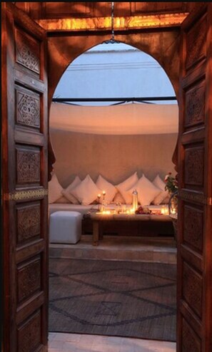 Royal Suite | Premium bedding, in-room safe, blackout drapes, iron/ironing board