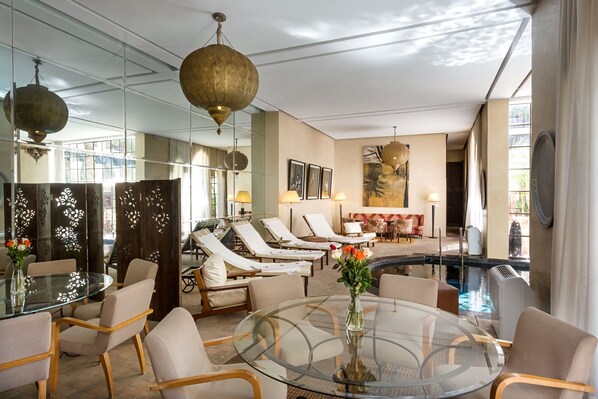 Piscine couverte, chaises longues