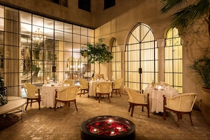 Déjeuner et dîner servis sur place