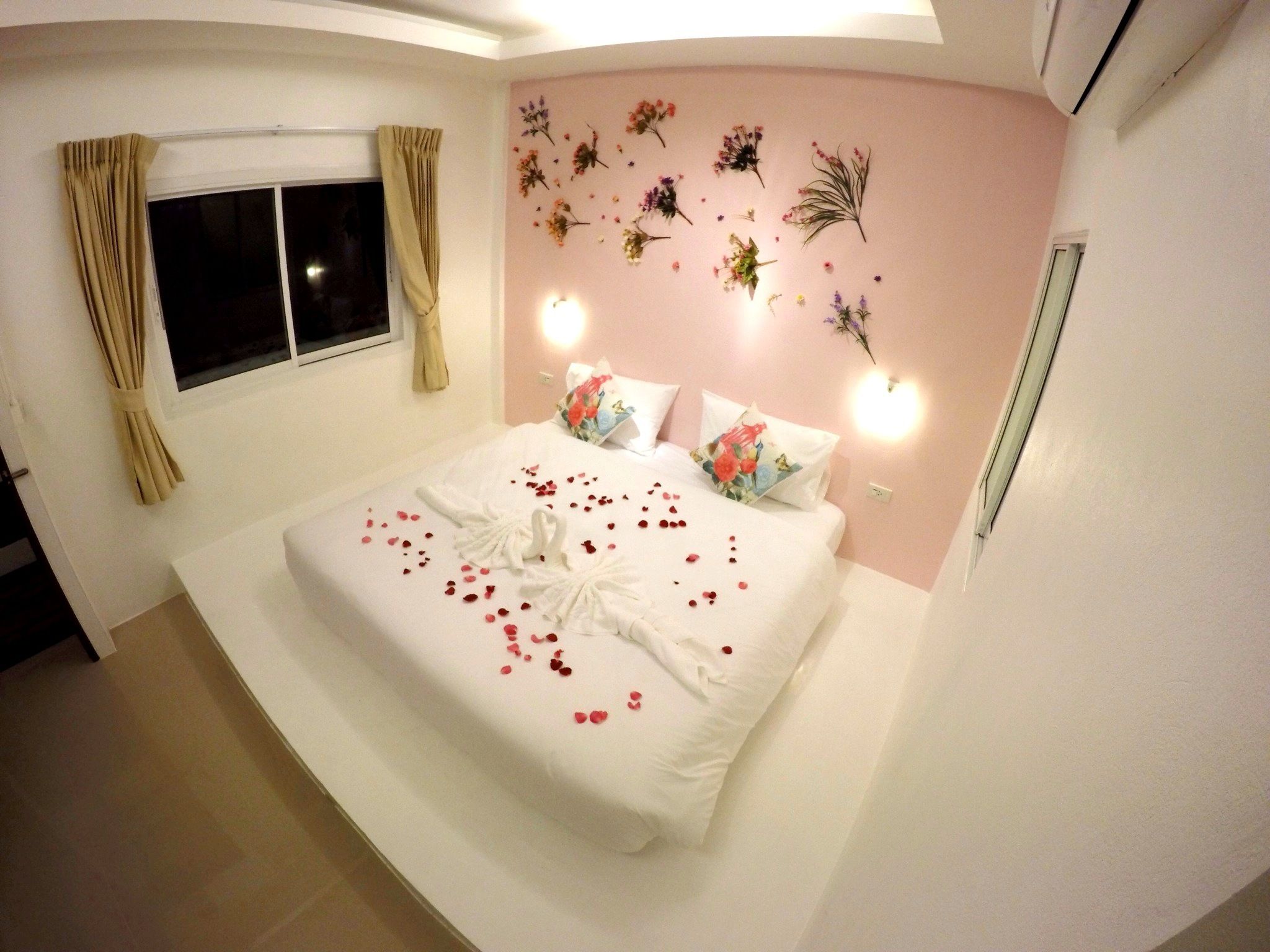 minibar, in-room safe, desk, free wifi