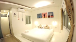Un dormitorio moderno con una cama grande, una ventana con cortinas y una obra de arte en la pared.
