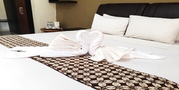 Ropa de cama de alta calidad y caja de seguridad en la habitación 