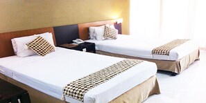 Premium bedding, minibar, in-room safe, desk - Sriwedari Hotel Yogyakarta (Depok)