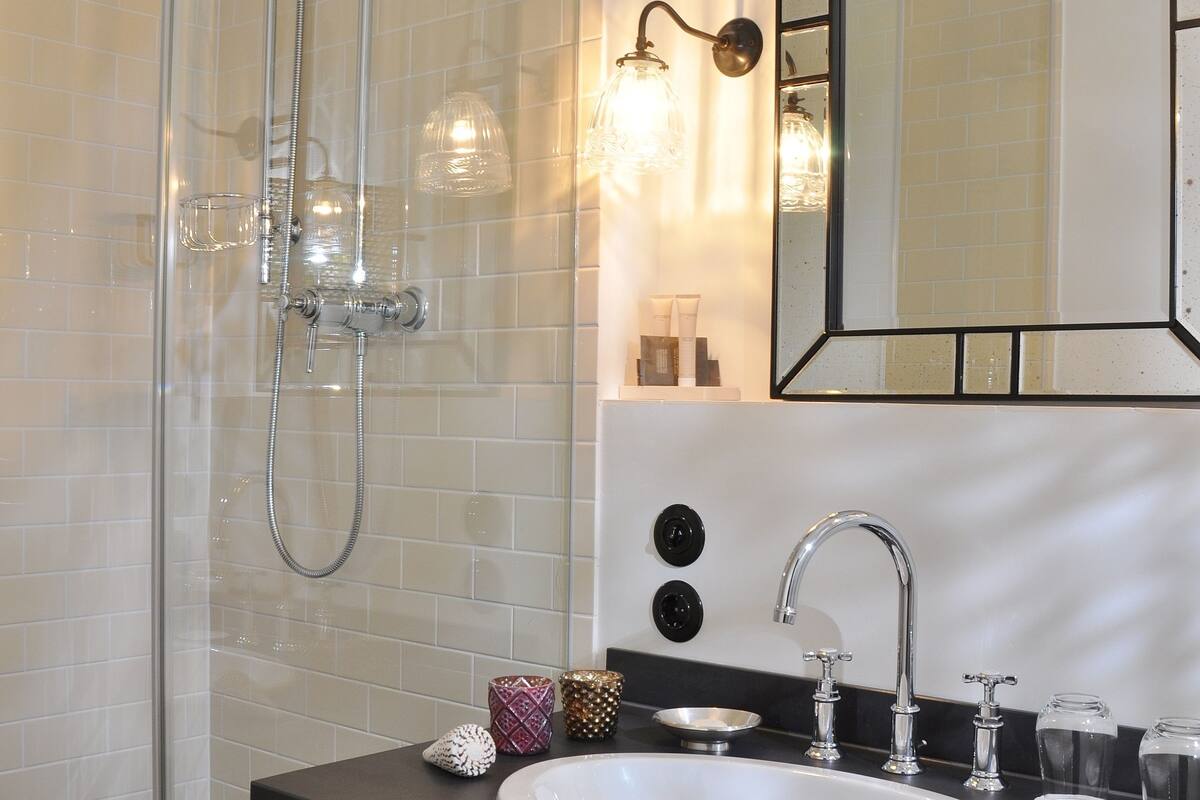 comfort double room (incl. afternoon tea and entrance to museum) | bathroom sink