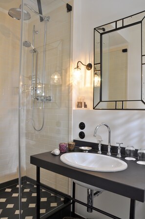 Comfort Double Room | Bathroom sink