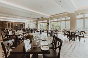 Se sirven comidas, cenas y cocina alemana 