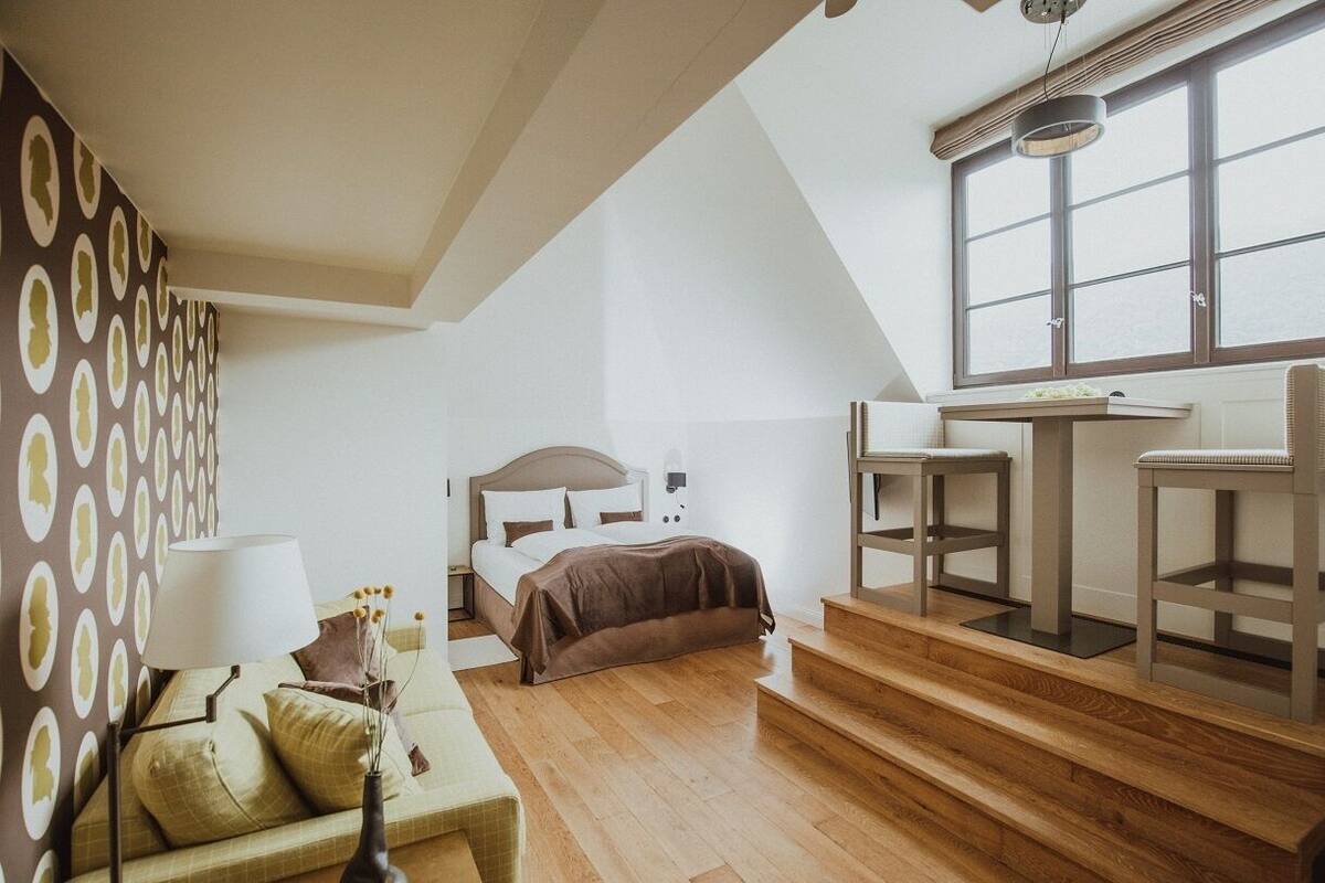 double room, river view (incl. afternoon tea and entrance to museum) | living area | 50-cm flat-screen tv with cable channels, tv