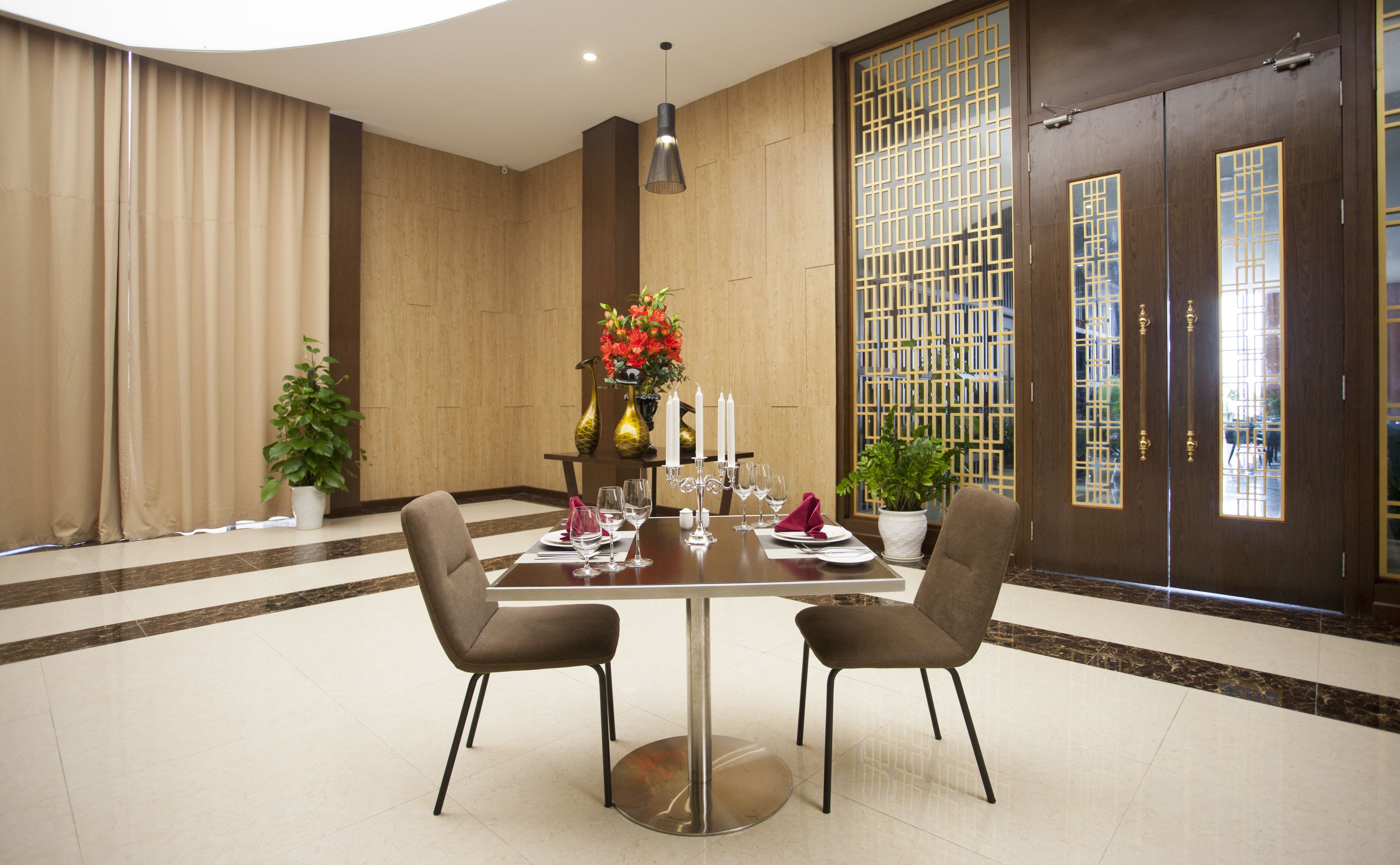 Frokost, lunsj og middag serveres, internasjonale retter 