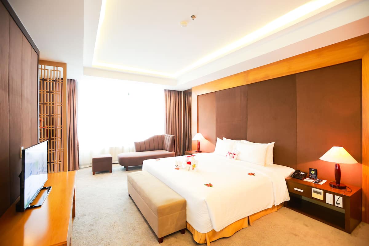 ห้องเอ็กเซกคิวทีฟสวีท | มินิบาร์, ตู้นิรภัยในห้องพัก, โต๊ะทำงาน, ห้องเก็บเสียง