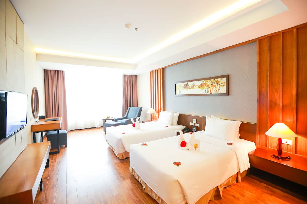 Habitación Deluxe con 2 camas individuales, vistas a la ciudad | 1 dormitorio, minibar, caja fuerte y escritorio