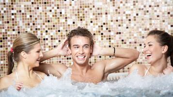 Banyera d'hidromassatge coberta