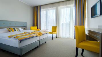 Habitació doble o amb dos llits individuals | Roba de llit d'alta qualitat, caixa forta a l'habitació i escriptori