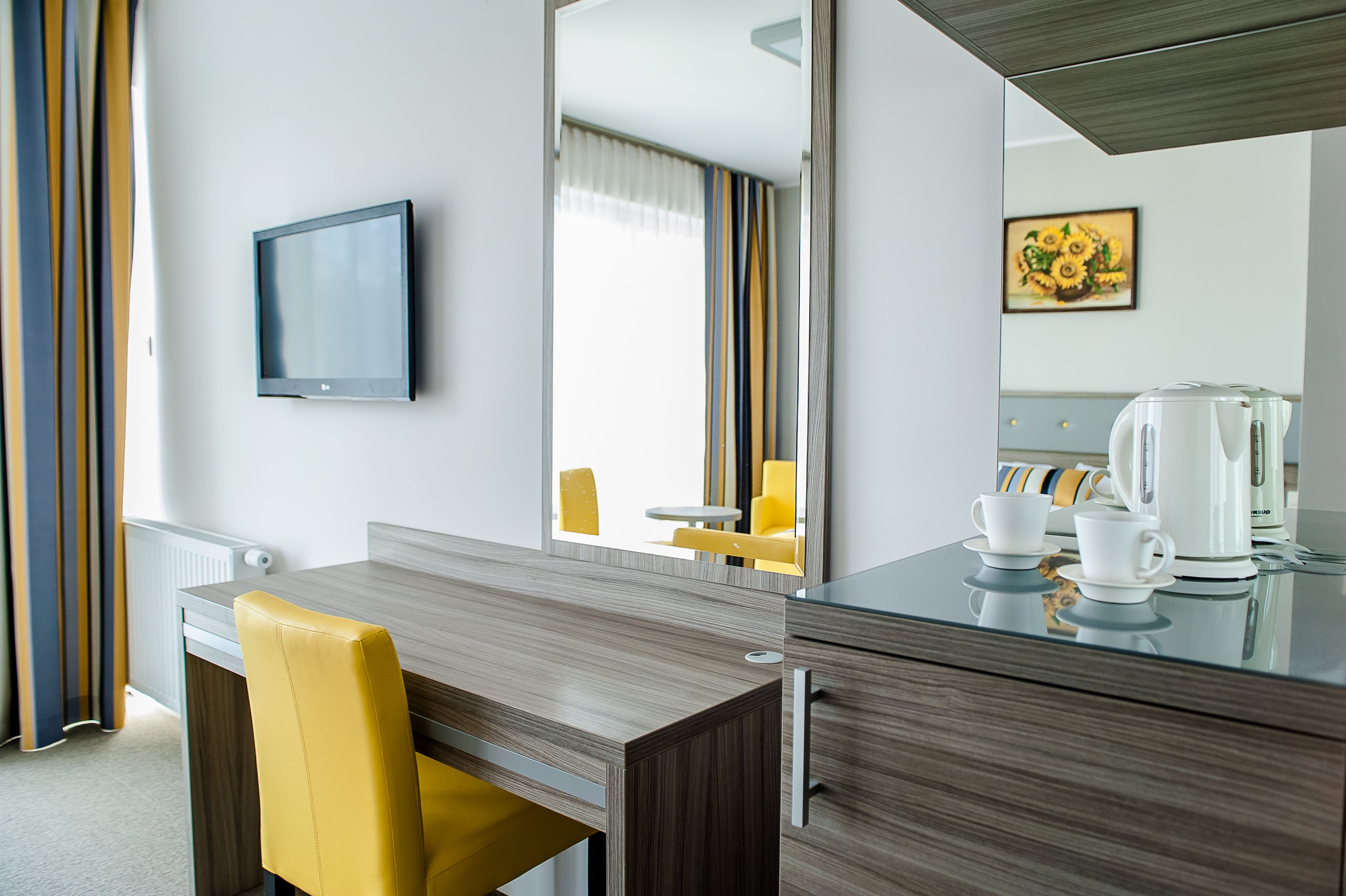 double or twin room | living area | flat-screen tv