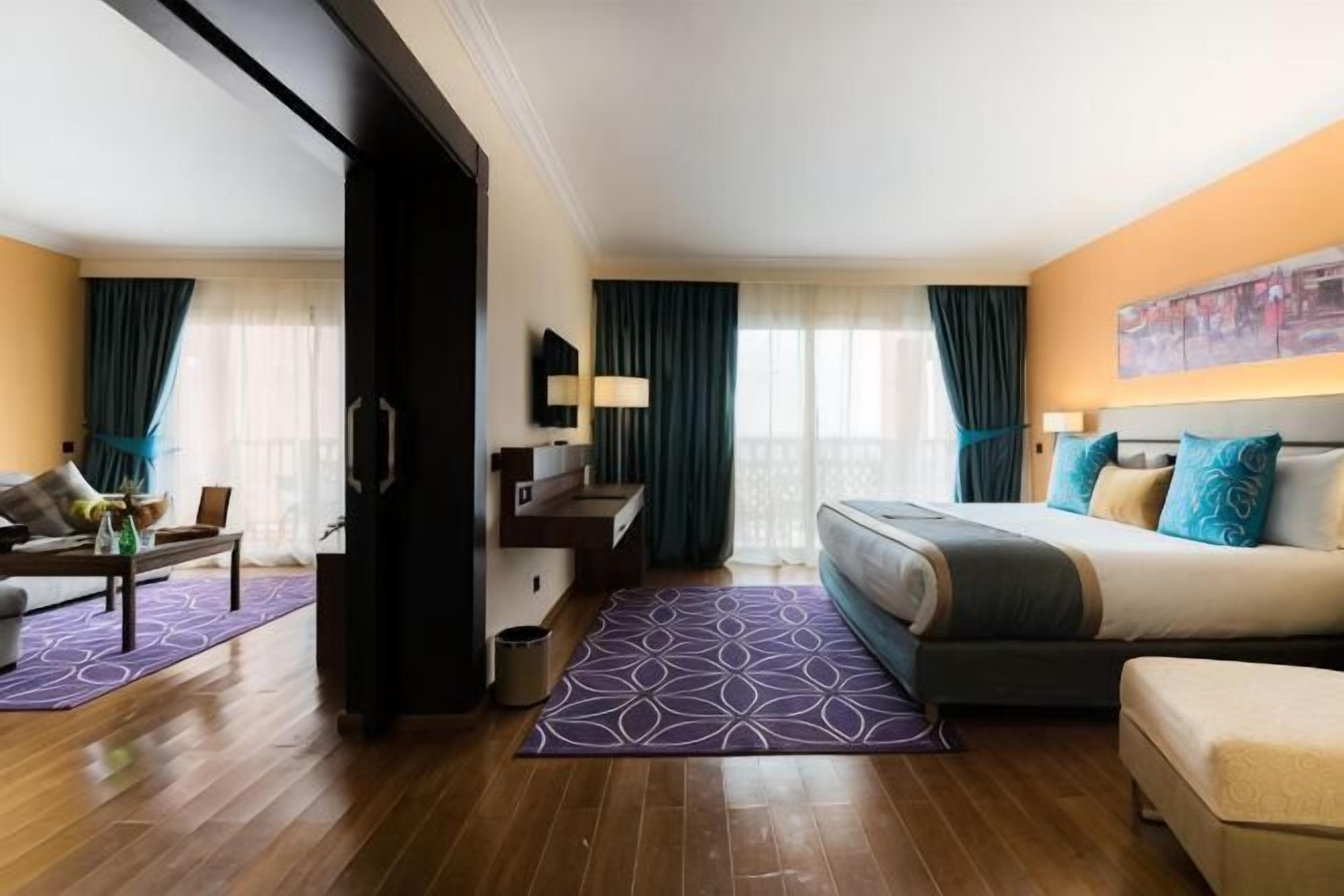 Luxe beddengoed, een minibar, een kluis op de kamer