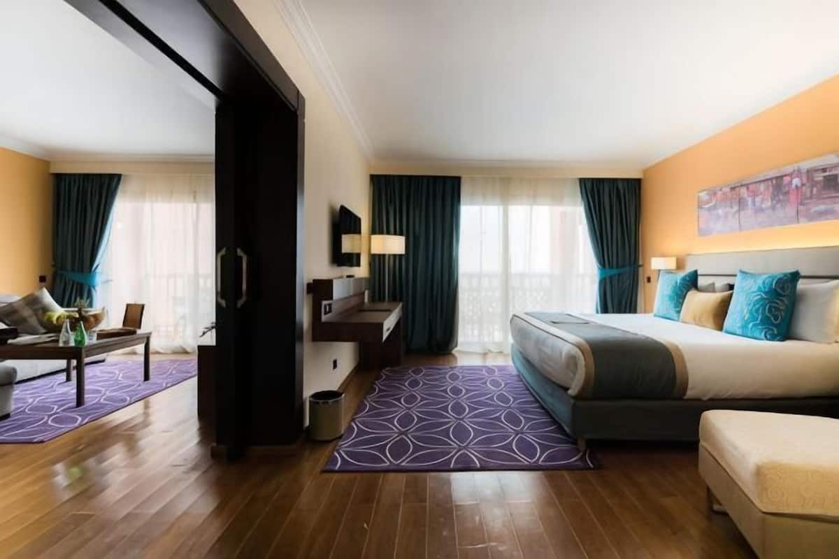 Peralatan tempat tidur premium, bar mini, peti besi dalam bilik