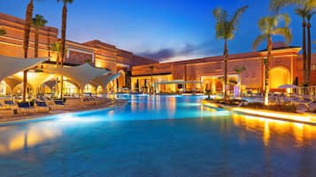 2 albercas techadas, 2 albercas al aire libre y sombrillas en la alberca