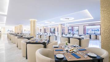 4 restaurantes; se sirve desayuno, almuerzo y cena; cocina internacional