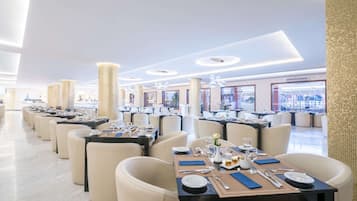 4 restaurants, breakfast, lunch, dinner served; international cuisine
