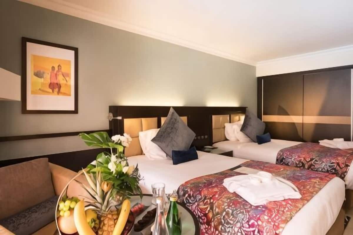 Peralatan tempat tidur premium, bar mini, peti besi dalam bilik