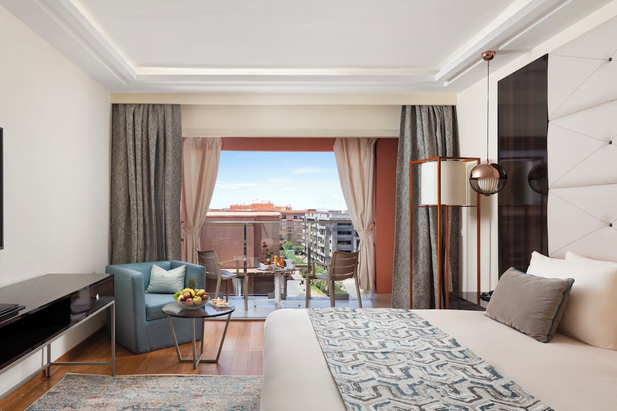 Deluxe Room, 1 Katil Raja (King) | Peralatan tempat tidur premium, bar mini, peti besi dalam bilik