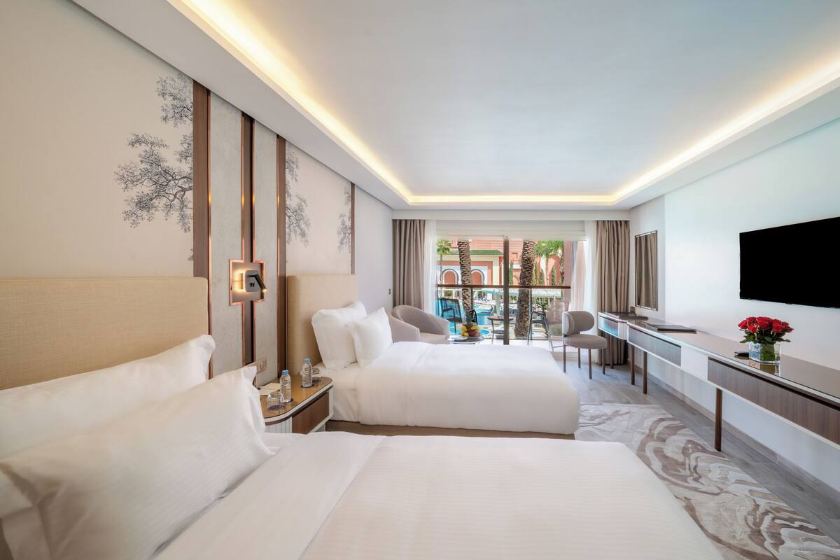 Premium Twin Room, 2 Katil Bujang (Single), Pool View | Peralatan tempat tidur premium, bar mini, peti besi dalam bilik