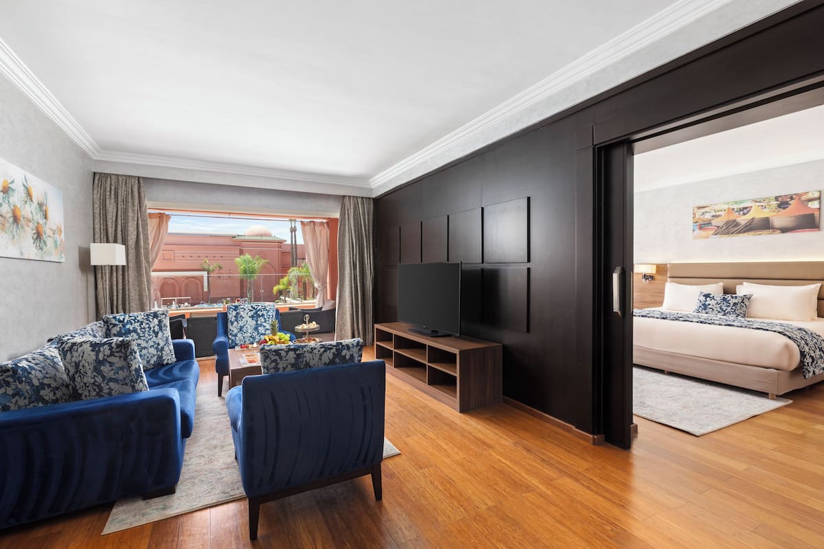 Suite Prestige a deux chambres - Vue Piscine | Peralatan tempat tidur premium, bar mini, peti besi dalam bilik
